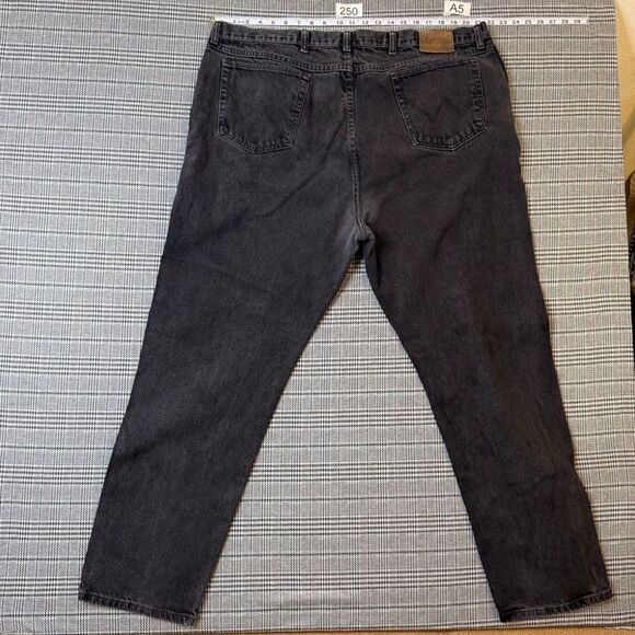 Wrangler Men's Jeans Black Denim Rugged Wear Classic Fit Size 46x32 - Picture 1 of 10